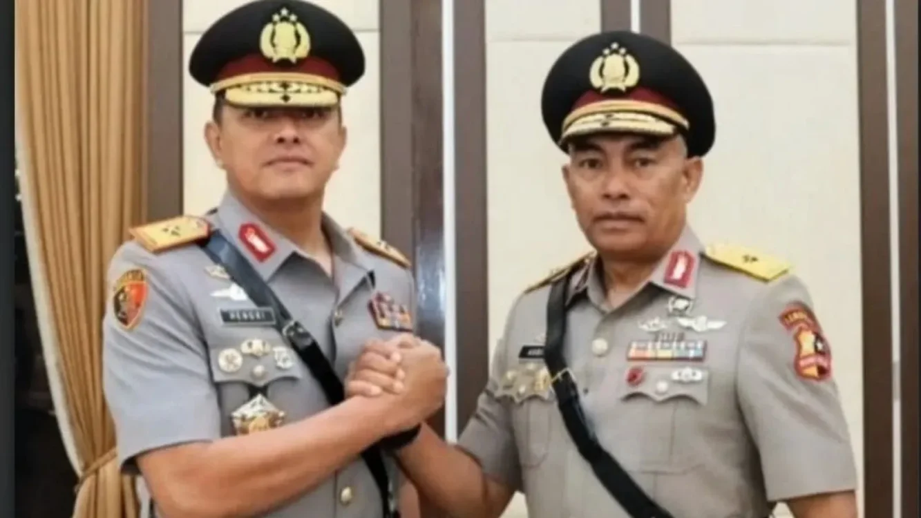 SERTIJAB. Brigjen Pol. Yulius Audie Sonny Latuheru menyerahkan tongkat komando Kapolda Papua Barat Daya kepada penggantinya Brigjend Pol. Hengki Haryadi (foto: antaranews.com)