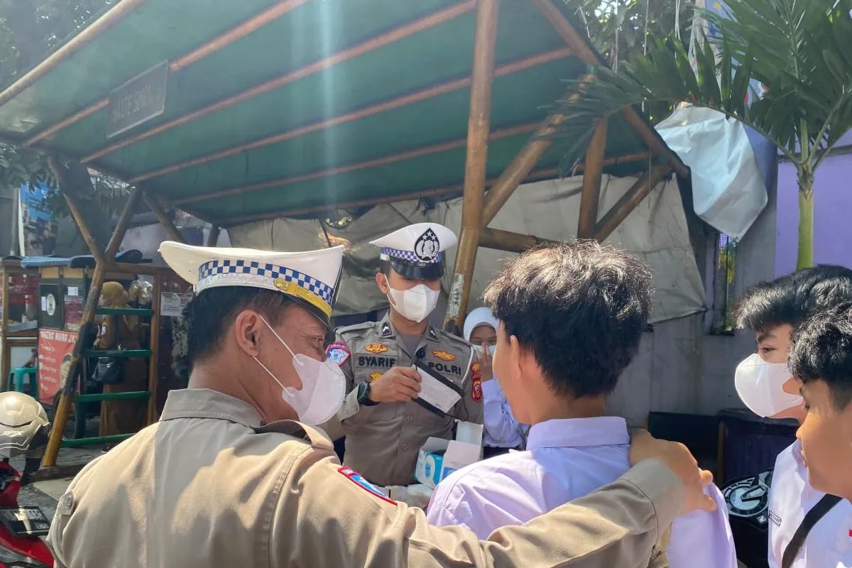 Abu Vulkanik Anak Krakatau Sampai Jabar, Polisi Bagikan Masker ke Pelajar