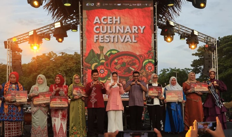 : Wakil Menteri Pariwisata RI Ni Luh Enik Ermawati (Ni Luh Puspa) foto bersama saat closing ceremony Aceh Culinary Festival (ACF) 2026 di Taman Sulthanah Safiatuddin, Kota Banda Aceh, Minggu (13/9/2026).