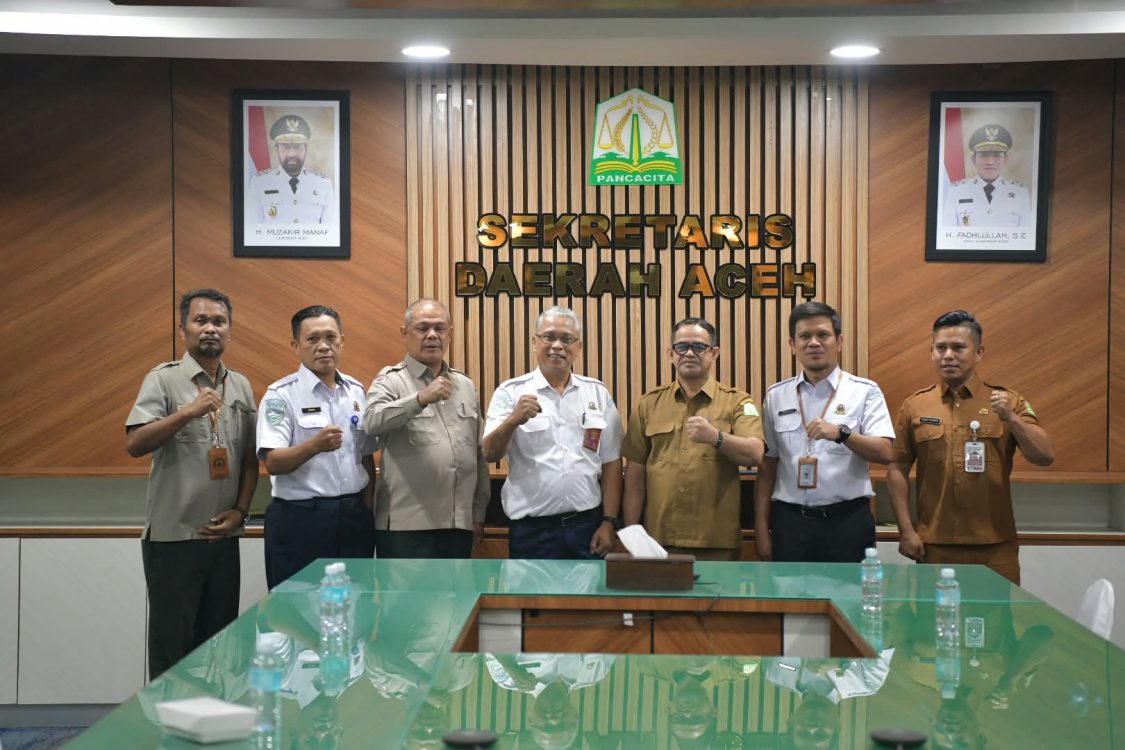 : Plt. Sekretaris Daerah (Sekda) Aceh Taufik, menerima audiensi jajaran BMKG di Ruang Kerja Sekda Aceh, Banda Aceh, Senin (28/9/2026), membahas penguatan sinergi informasi cuaca, iklim, dan kebencanaan untuk meningkatkan kesiapsiagaan Pemerintah Aceh dan masyarakat.
