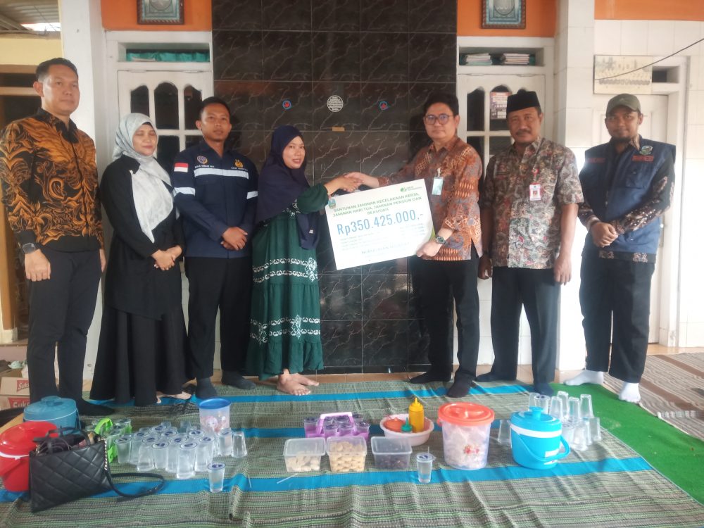 : Badan Penyelenggara Jaminan Sosial (BPJS) Ketenagakerjaan menyalurkan, manfaat jaminan sosial ketenagakerjaan senilai Rp350,425 juta kepada ahli waris Nurul Rian Hidayat. - Foto: mc.Jatim