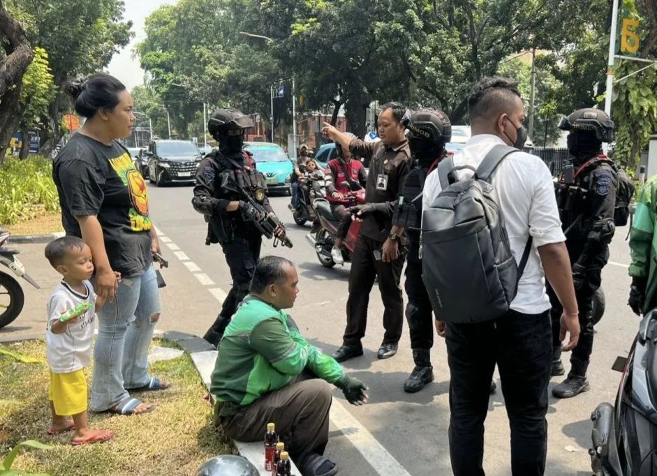 Aksi Cepat Brimob Polda Metro Jaya Bantu Pengemudi Ojol Kecelakaan Saat Patroli