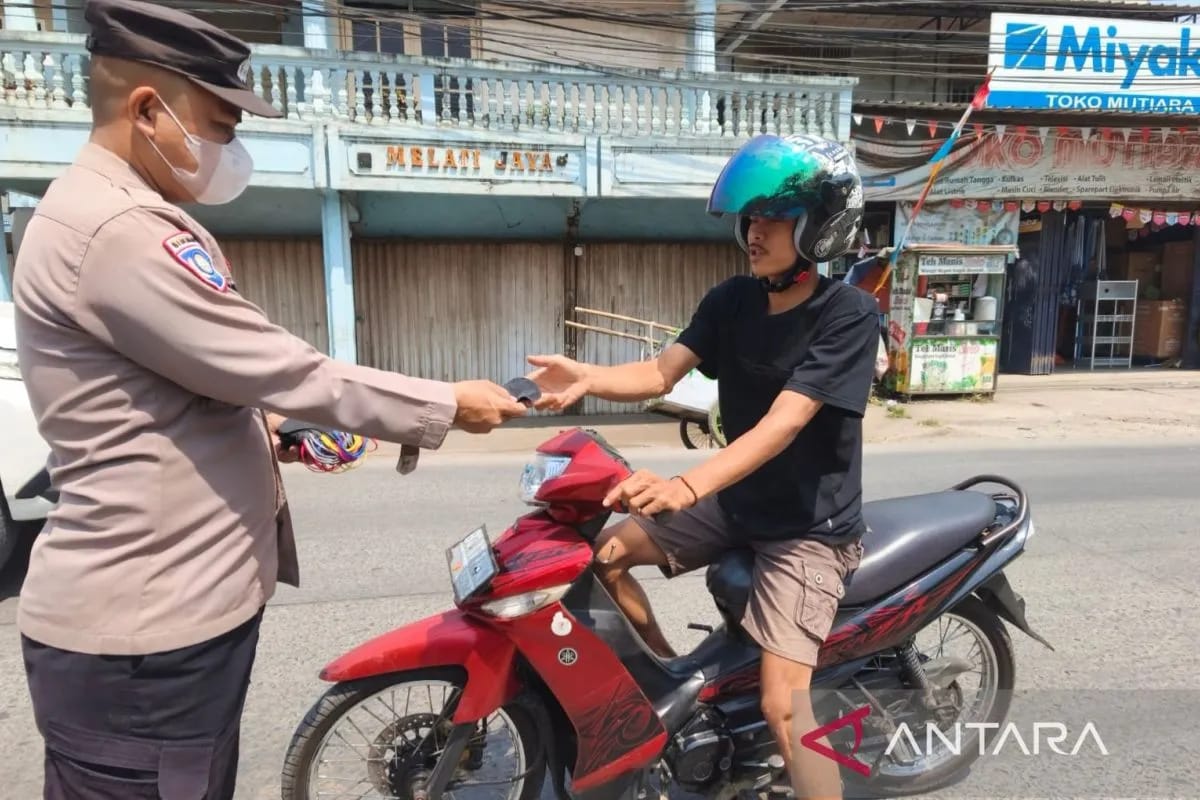 Aksi Cepat Polres Bogor Bagikan Masker ke Masyarakat guna Antisipasi Erupsi Anak Krakatau