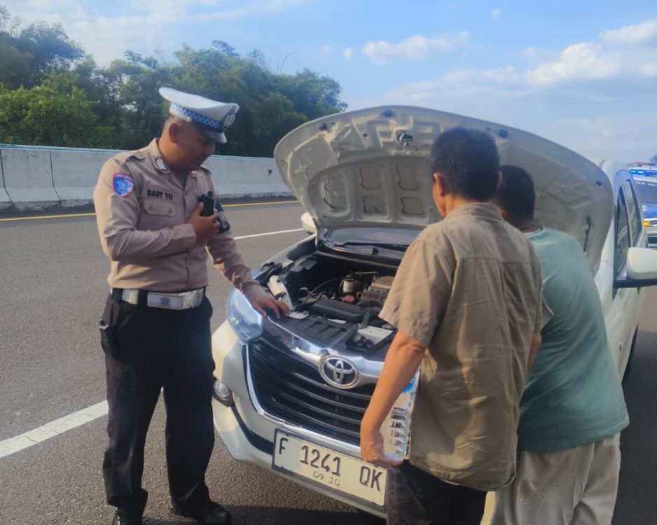 Aksi Humanis Polantas KARIB PJR BORR-Bocimi, Bantu Pengendara Avanza Bermasalah di Tol