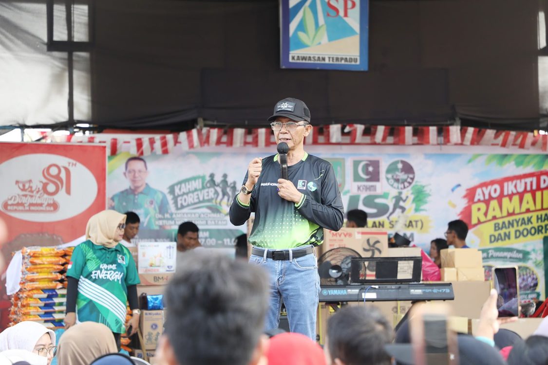 : Wali kota Batam, Amsakar Achmad, menyampaikan sambutan saat menghadiri ,KAHMI Forever Jalan Sehat (KFJS) di Lapangan SP Plaza, Minggu (13/9/2026). HUMAS DISKOMINFO BATAM / RUMAWI