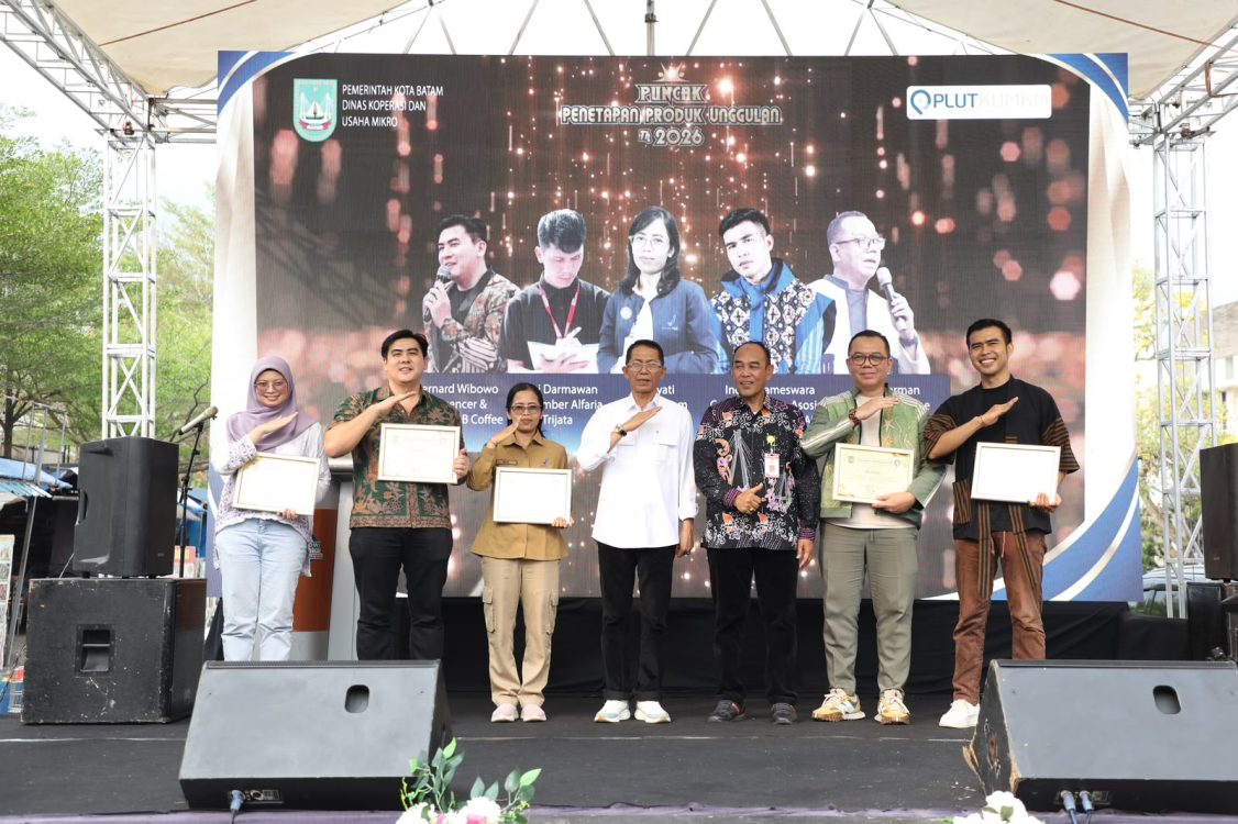 : Wali kota Batam, Amsakar Achmad, bersama pelaku UMKM saat menghadiri Puncak Penetapan Produk Unggulan Tahun 2026 di Lapangan Mal Top 100 Tembesi, Sagulung, Selasa (15/9/2026). HUMAS DISKOMINFO BATAM / DHEO ANANDA PUTRA