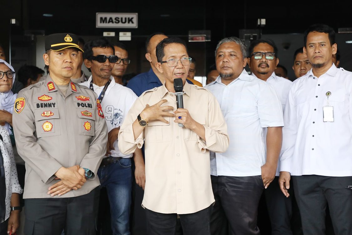 : Wali kota Batam, Amsakar Achmad, menemui, pekerja di depan Kantor Wali Kota Batam, Rabu (16/9/2026). HUMAS DISKOMINFO BATAM / RUMAWI