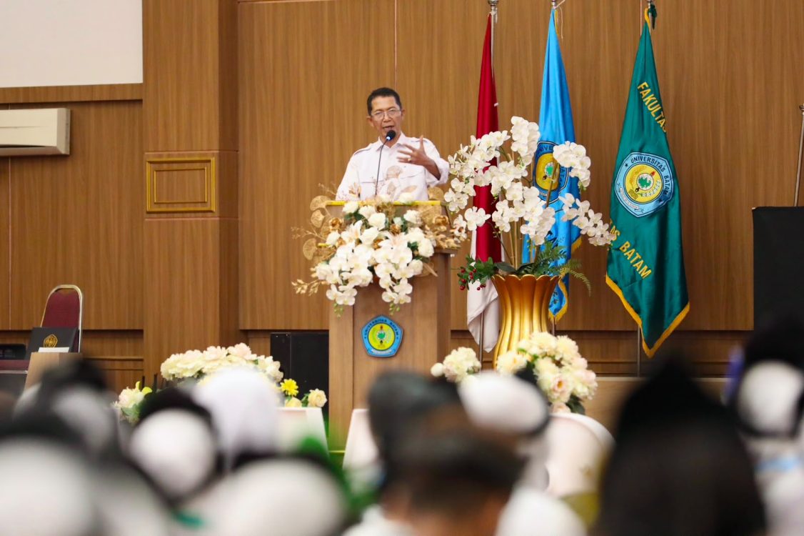 : Wali kota Batam, Amsakar Achmad, menjadi narasumber saat Pengenalan Kehidupan Kampus bagi Mahasiswa Baru (PKKMB) UNIBA Tahun 2026 di Gedung Graha Bintang Universitas Batam (UNIBA), Senin (14/9/2026). HUMAS DISKOMINFO BATAM / DHEO ANANDA PUTRA