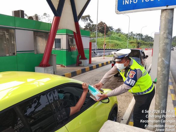 Antisipasi Abu Vulkanik, Polantas KARIB Bagikan Masker di GT Caringin Utama Tol Bocimi