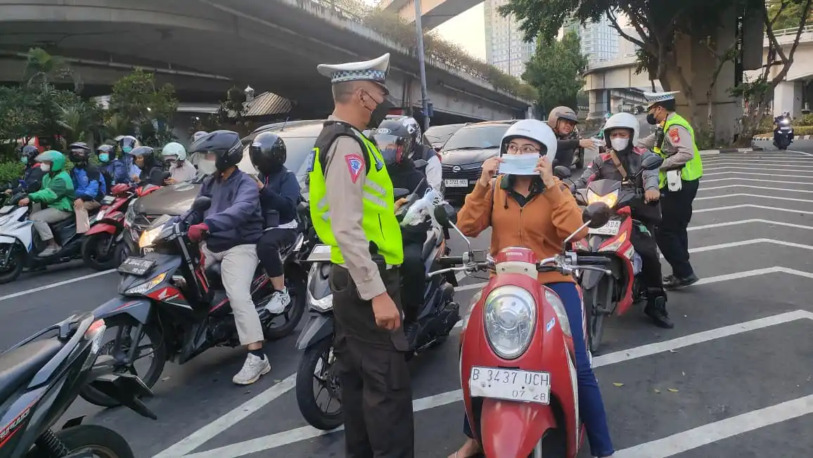 Antisipasi Abu Vulkanik, Satlantas Polres Metro Jakarta Barat Bagikan Masker ke Pengguna Jalan