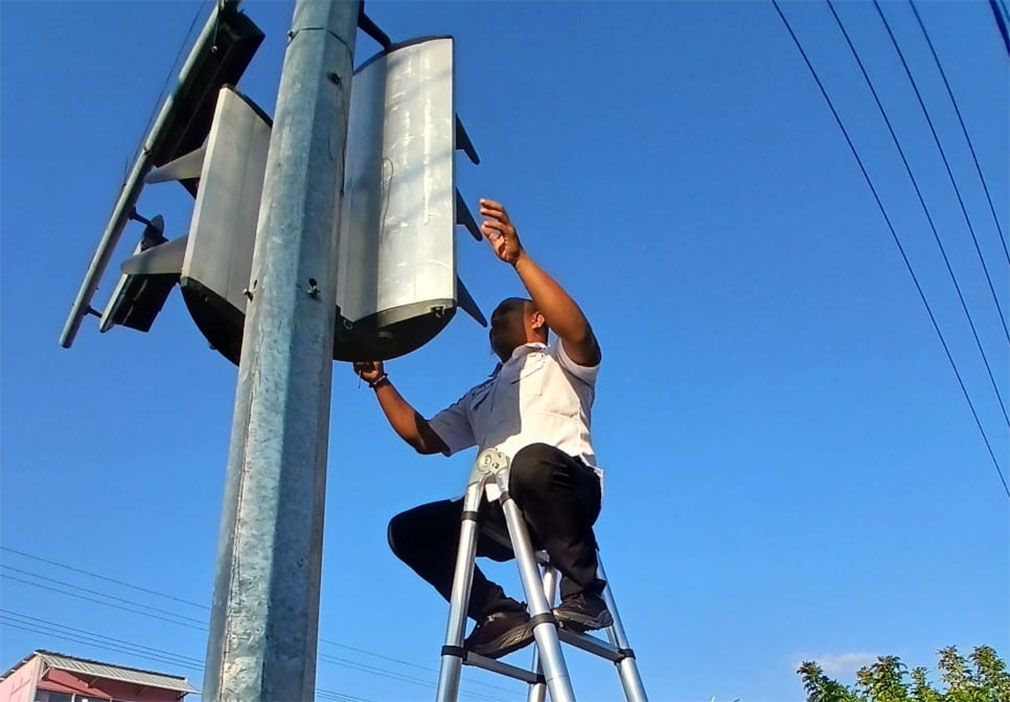 : Tim teknisi Dishub Provinsi Gorontalo tengah memperbaiki lampu lalu lintas yang bermasalah. (foto Rini)