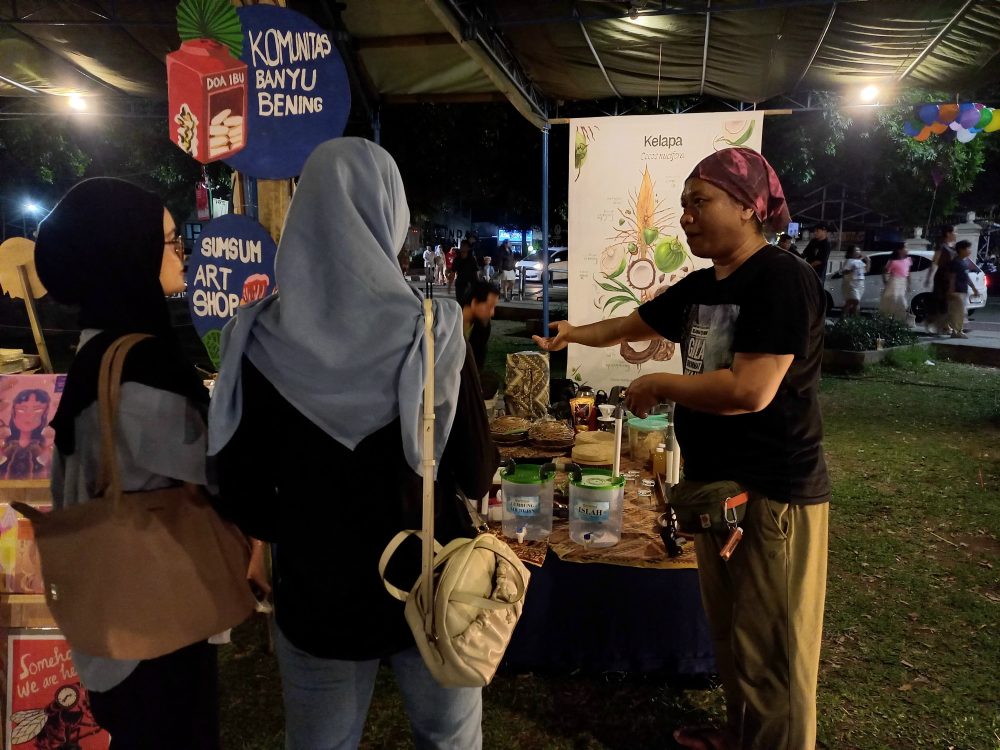 : Mengubah persepsi publik terhadap air hujan agar tidak dibuang sia-sia, relawan Sekolah Air Hujan Banyu Bening Sleman memperkenalkan teknologi penampungan dan pengolahan air hujan siap konsumsi dalam ajang Festival Kebudayaan Yogyakarta 2026.