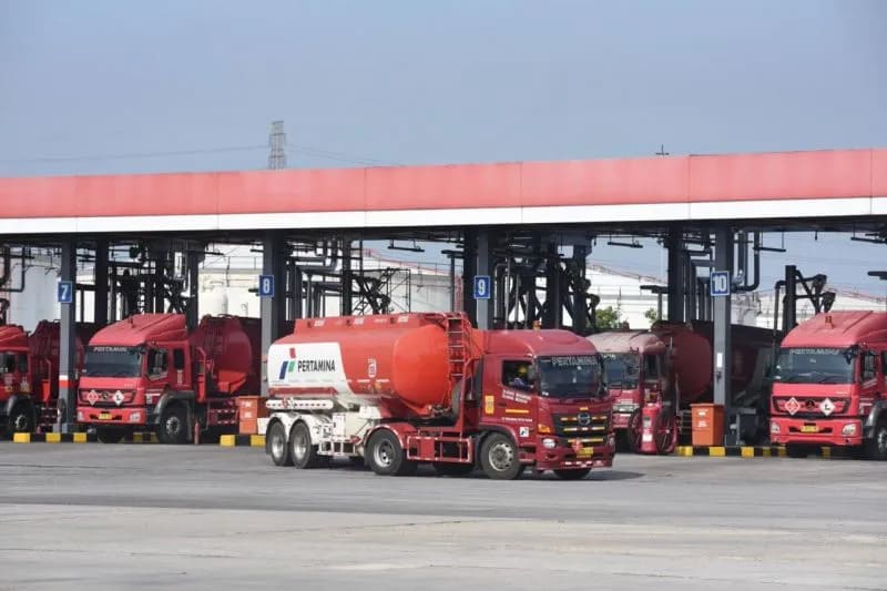 : Mobil tangki Pertamina bersiap mendistribusikan BBM sesuai mengisi di Depo Pertamina. (ANTARA/HO-PT Pertamina Patra Niaga)