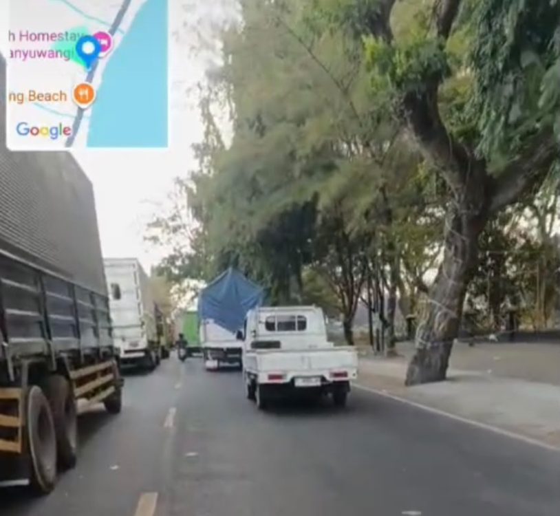 : Antrean kendaraan logistik menuju Pelabuhan Ketapang, Banyuwangi, mulai terurai. Dari sempat mencapai 9,4 kilometer pada Minggu malam, antrean turun menjadi sekitar 2,5 kilometer pada Senin sore. Untuk mempercepat penguraian, KSOP Tanjung Wangi menyiapkan dua kapal tambahan dan mengoptimalkan fasilitas sandar./Foto Humas Kemenhub