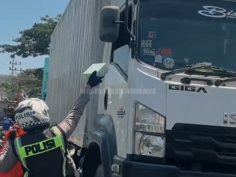 Antrean Kendaraan Mengular Menuju Pelabuhan Ketapang, Satlantas Probolinggo Gercep Bantu Urai Sambil Bagikan Makanan