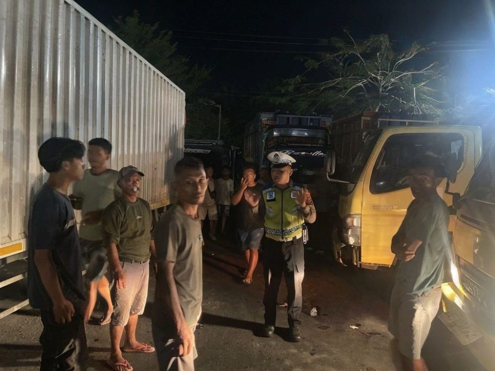 Antrean Pengisian Kendaraan Alami Peningkatan, Satlantas Pesawaran Gercep Patroli di SPBU Tugu Pengantin
