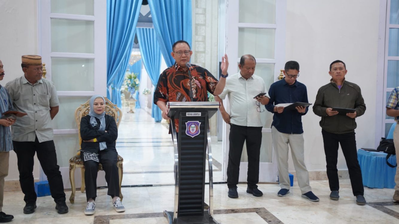 : Gubernur Gorontalo Gusnar Ismail didampingi Wakil Gubernur Idah Syahidah Rusli Habibie, Sekretaris Daerah Sofian Ibrahim, asisten dan pimpinan OPD saat konferensi pers yang berlangsung di Rumah Jabatan Gubernur, Minggu (13/9/2026). Foto – Valen
