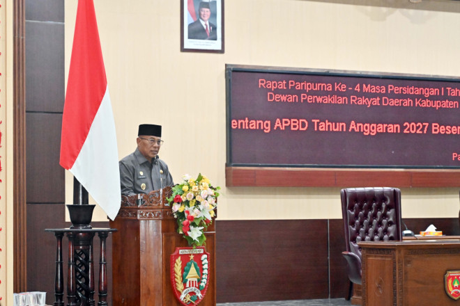 : Wakil Bupati Kobar, Suyanto, menyampaikan pidato pengantar Renperda APBD Tahun Anggaran 2027 dalam Rapat Paripurna ke-4 Masa Persidangan I Tahun Sidang 2026/2027 DPRD Kobar. (foto: MC Kobar)