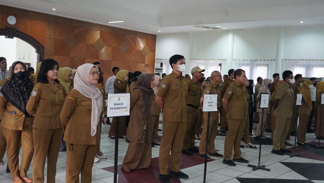 : Sekretaris Daerah (Sekda) Kota Palangka Raya, Arbert Tombak, saat memimpin acara penyerahan Surat Keputusan (SK) Pensiun bagi PNS yang memasuki Batas Usia Pensiun (BUP) di Aula Palampang Tarung, Palangka Raya, Senin (28/9/2026). - Foto: Mc.Palangka Raya