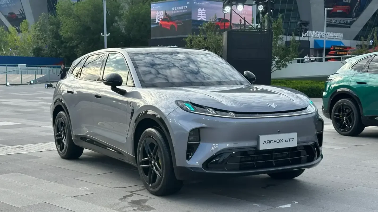 ArcFox Alpha T7 Tantang Xiaomi YU7, Harga Mulai Rp298 Juta dan Jarak Tempuh 1.315 Km