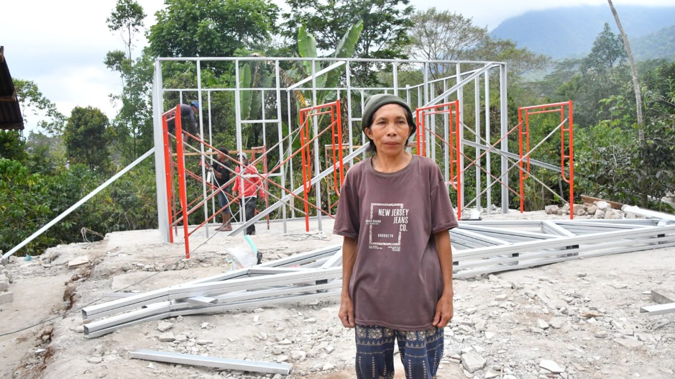 : Di atas tanah tempat rumahnya runtuh tergerus gempa Magnitudo 7,7, Elisabeth Daus (54) kini dapat bernapas sedikit lega saat menyaksikan tiang-tiang Hunian Sementara (Huntara) berdiri tegak di Kelurahan Carep, Kabupaten Manggarai, Rabu (16/9/2026). (MC Manggarai)