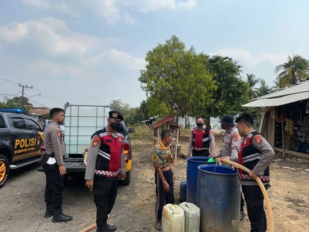 Atasi Dampak Kemarau Panjang, Sat Samapta Polres Way Kanan Salurkan Air Bersih ke Warga
