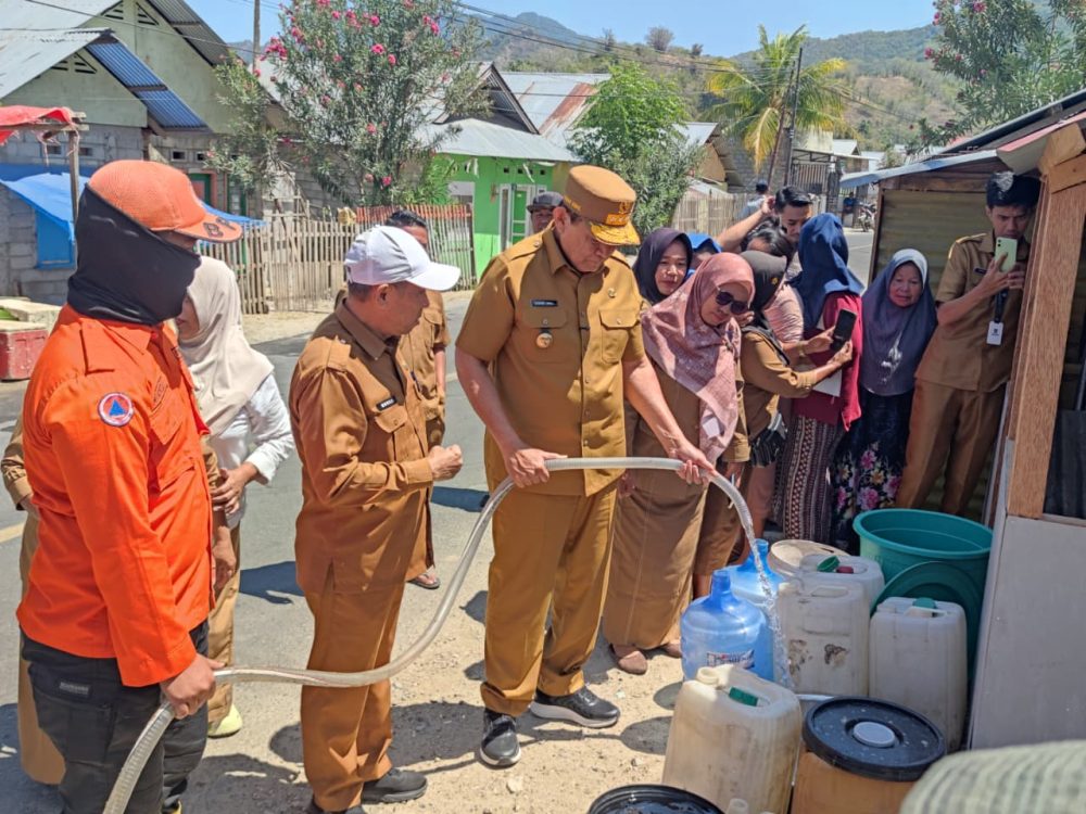 : Gubernur Gorontalo Gusnar Ismail turun tangan membantu menyalurkan air bersih untuk masyarakat Desa Modelomo. (foto PPID)