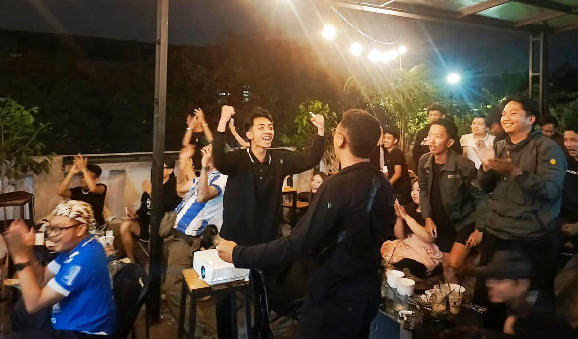Atmosfer Balad Nobar Biru Di Brick Brew Makin Semarak