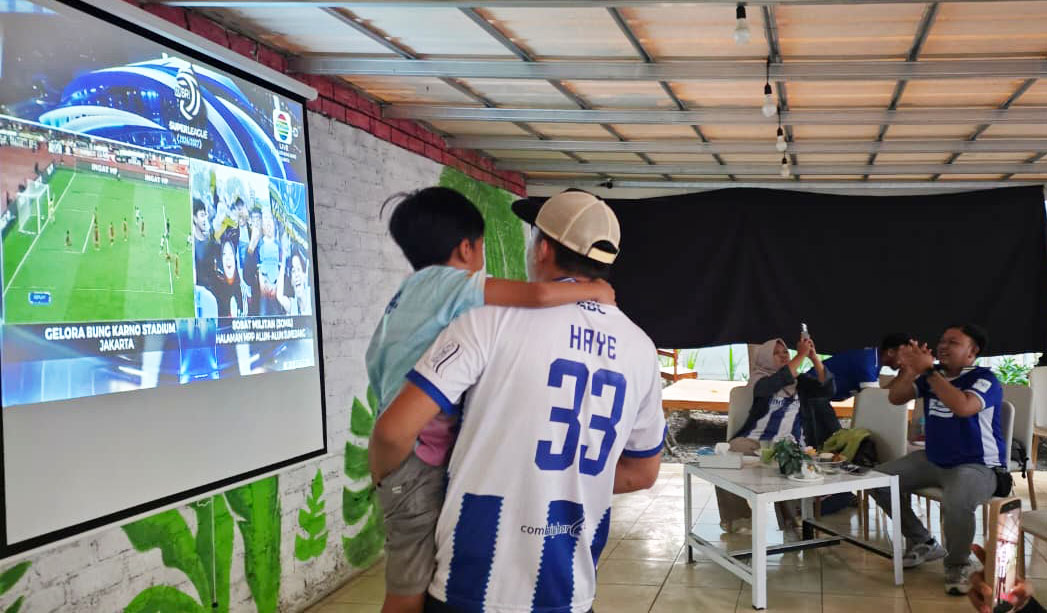 Atmosfer Balad Nobar Biru Mateo Coffee Tetap Seru Meski Persib Kalah
