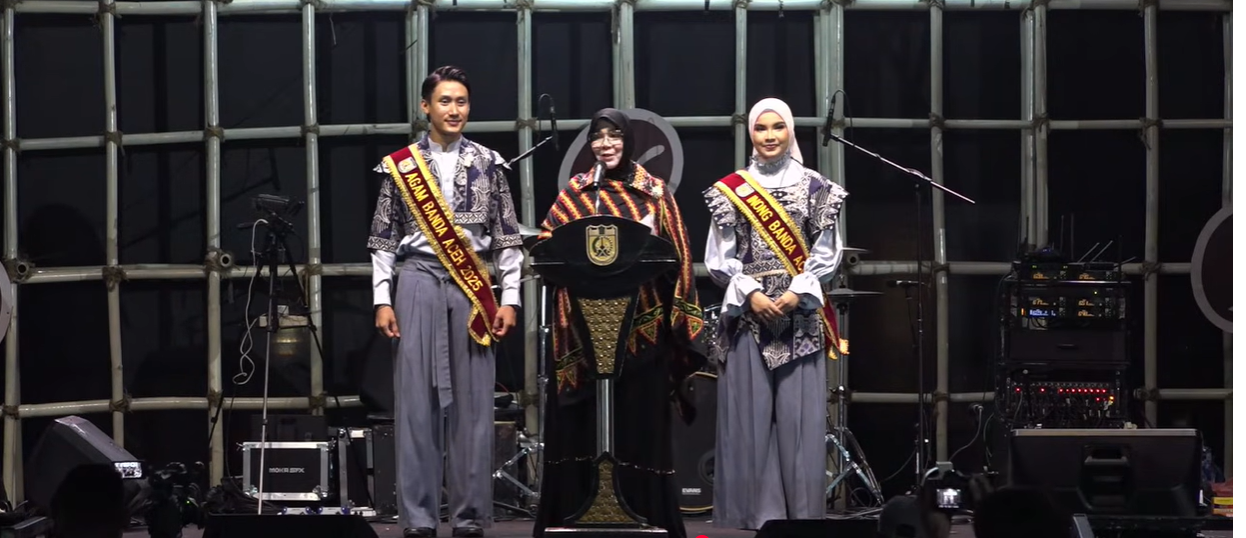 : Wali Kota Banda Aceh Illiza Sa’aduddin Djamal saat menutup BACCE 2026 di Lapangan Blang Padang, Minggu (21/9/2026) malam.