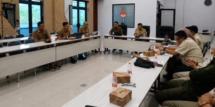 : Rapat pembahasan dan verifikasi Rencana Kerja dan Anggaran Satuan Kerja Perangkat Daerah (RKA-SKPD) Tahun Anggaran 2027. (foto PPID)