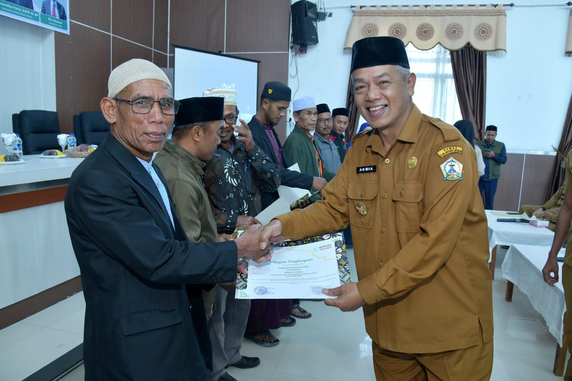 : Wakil Bupati Bener Meriah H. Armia menyerahkan piagam penghargaan kepada desa dengan pengumpulan zakat terbanyak Tahun 2026