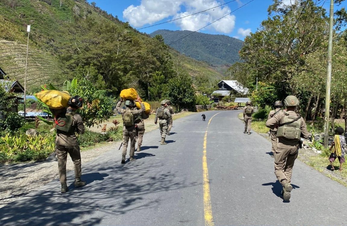 Bakti Sosial di Mewoluk, Satgas Damai Cartenz Dukung Semangat Belajar Pelajar Puncak Jaya