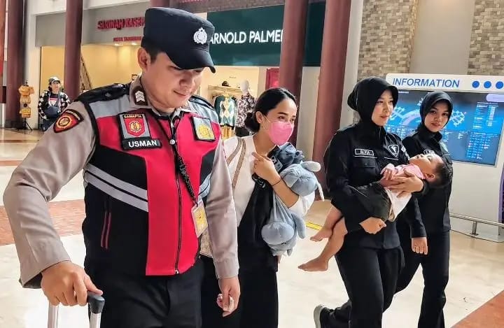 Balita Demam di Bandara Soetta, Polisi Dampingi Ibu hingga Dapat Tiket Pulang