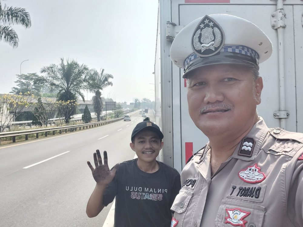 Ban Truk Kempes di Tol BORR, Aksi Humanis Polantas KARIB Bantu Pengemudi