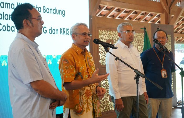: Sekretaris Jenderal Kemenkes Kunta Wibawa Dasa Nugraha bersama perwakilan DJSN, BPJS Kesehatan, dan Wali Kota Bandung Muhammad Farhan. (Sumber: Kementerian Kesehatan)