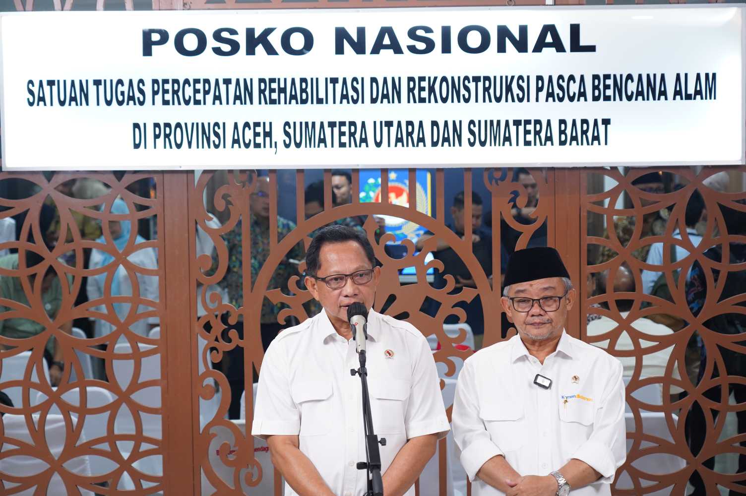 : Menteri Dalam Negeri (Mendagri) sekaligus Ketua Satuan Tugas Percepatan Rehabilitasi dan Rekonstruksi (Satgas PRR) Pascabencana Sumatra, Muhammad Tito Karnavian (kiri), dan Menteri Pendidikan Dasar dan Menengah, Abdul Mu'ti (kanan) memberikan keterangan pers terkait rehabilitasi 4.922 sekolah di wilayah terdampak bencana di Aceh, Sumatra Utara, dan Sumatra Barat di kantor Kemendagri, Jakarta, Rabu (23/9/2026). (Foto: InfoPublik/Amiri Yandi)
