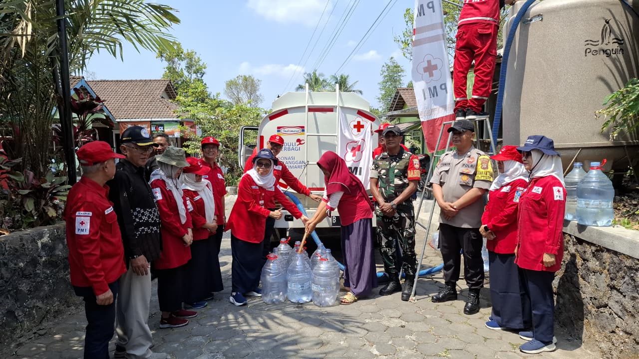 : PMI Sleman bersama BPBD Sleman menyalurkan bantuan air bersih bagi warga terdampak kekeringan di Kalurahan Merdikorejo, Tempel, Kamis (17/9/2026).