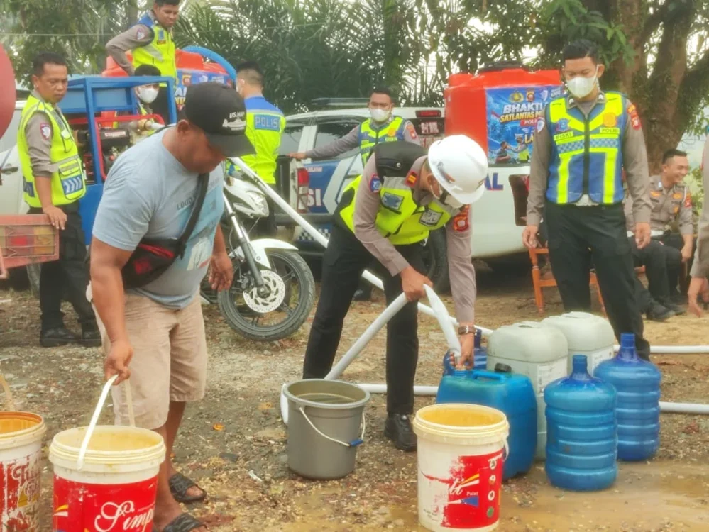Bantu Warga Terdampak Kemarau, Satlantas Sekadau Salurkan Ribuan Liter Air Bersih dan Gelar Bakti Kesehatan