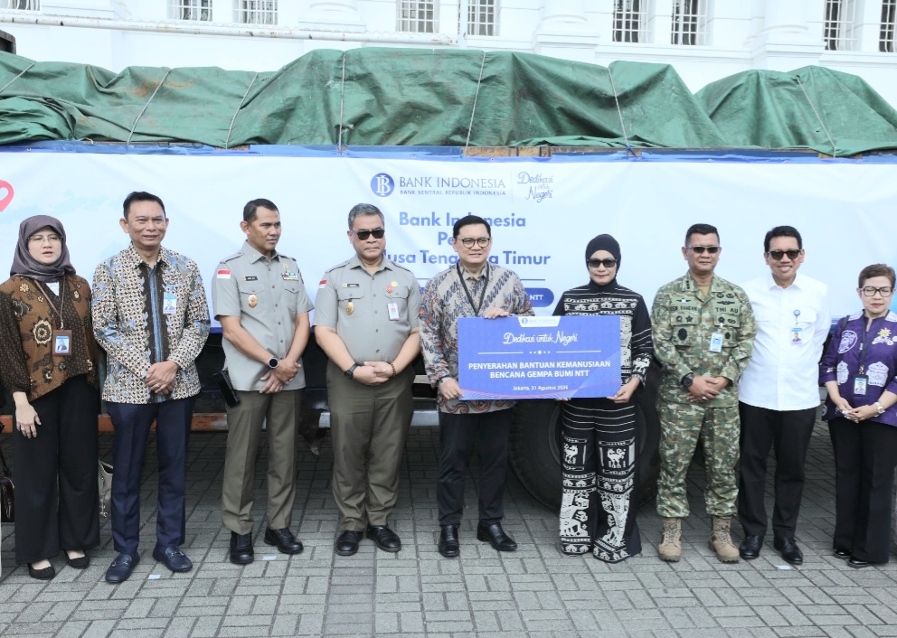 : Penyerahan secara simbolis bantuan kemanusiaan penanganan bencana gempabumi NTT dari Kepala Departemen Komunikasi Bank Indonesia Ramdan Denny Prakoso kepada Deputi Bidang Sistem dan Strategi BNPB Raditya Jati di Museum Bank Indonesia, Jakarta, Senin (31/8/2026)/ (Dok. BNPB).
