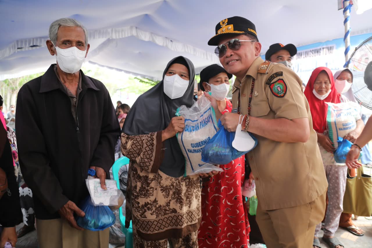 : Gubernur Kalimantan Tengah Agustiar Sabran saat menyerahkan, bantuan pangan secara simbolis kepada salah satu masyarakat Kereng Bangkirai. - Foto: Mc.Kalteng