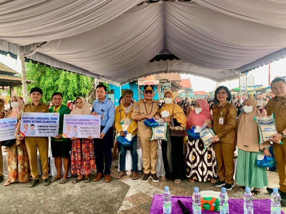 : Gubernur Kalimantan Tengah Agustiar Sabran saat menyerahkan paket bantuan pangan dan BLT KHBS kepada penerima manfaat di Kelurahan Pahandut, Kota Palangka Raya.- Foto: Mc.Palangka Raya