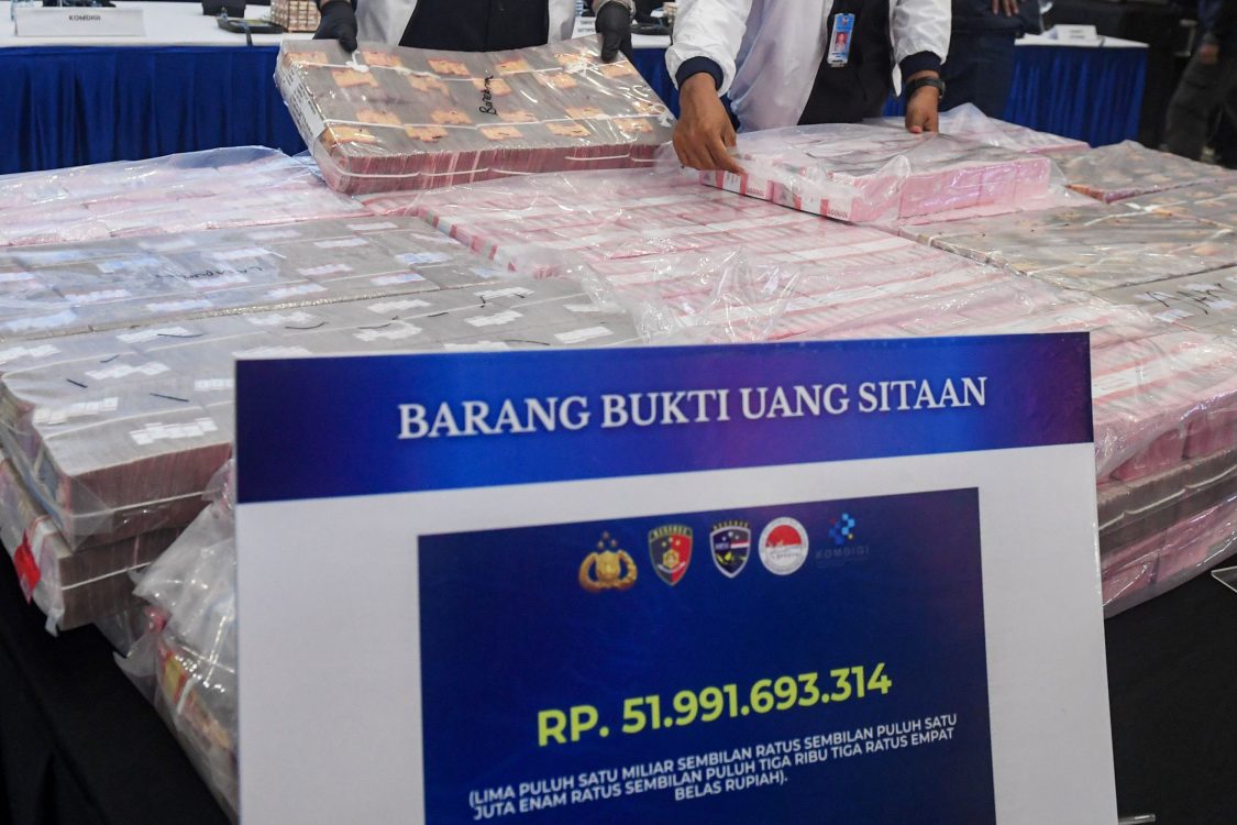 : Petugas Direktorat Tindak Pidana Siber (Dittipidsiber) Polri menata barang bukti berupa pecahan uang 100 ribu rupiah saat pengungkapan kasus kejahatan siber di Gedung Awaloedin Djamin Bareskrim Polri, Jakarta, Kamis (3/9/2026). Direktorat Tindak Pidana Siber (Dittipidsiber) berhasil mengungkap tiga kasus tindak pidana siber yaitu judi daring, spam komentar di media sosial dengan menyasar akun berpengikut tinggi dan promosi situs judi online melalui komentar di platform media sosial serta mengamankan sejumlah barang bukti setiap kasus diantaranya kartu ATM, buku tabungan dan uang tunai Rp51.991.693.314. ANTARA FOTO/Muhammad Adimaja/agr