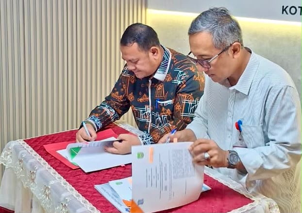 : Kepala Badan Riset dan Inovasi Daerah (BRIDA) Kota Batam, Efrius, bersama Kepala BRIDA Kota Surabaya, Agus Imam Sonhaji, menandatangani Perjanjian Kerja Sama (PKS) bersama di Kantor BRIDA Kota Surabaya, Kamis (24/9/2026). Dok PEMKO BATAM