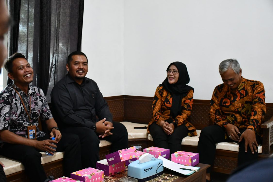 : Koordinator Badan Pengawas Pemilihan Umum Blora Muhammad Musta’in dan Irfan Syaiful Masykur (kiri) bersama Ketua Komisi Pemilihan Umum Blora Widi Nurintan Ary Kurnianto (kanan) dalam Rapat Koordinasi dan Sinkronisasi Pemutakhiran Data Pemilih Berkelanjutan Triwulan III Tahun 2026. Foto : MC Blora.