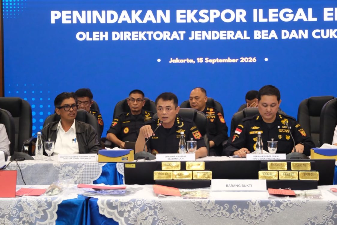 : Direktur Jenderal Bea dan Cukai, Letjen TNI (Purn.), Djaka Budhi Utama mengatakan makin beragamnya modus pengeluaran emas menjadi tantangan bagi Bea Cukai untuk terus mengembangkan metode pengawasan, khususnya melalui analisis informasi dan intelijen untuk mengidentifikasi pola pembawaan emas yang mencurigakan. Hal itu disampaikan dalam konferensi pers di Jakarta, Selasa (15/9/2026). (Dok. Ditjen Bea Cukai)