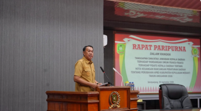 : Wakil Bupati Kepulauan Meranti Muzamil Baharudin saat menyampaikan jawaban pemerintah daerah atas pandangan umum fraksi-fraksi DPRD terhadap Nota Keuangan Rancangan Perubahan APBD 2026 dalam Rapat Paripurna DPRD Kepulauan Meranti di Balai Sidang DPRD, Senin (28/9/2026).