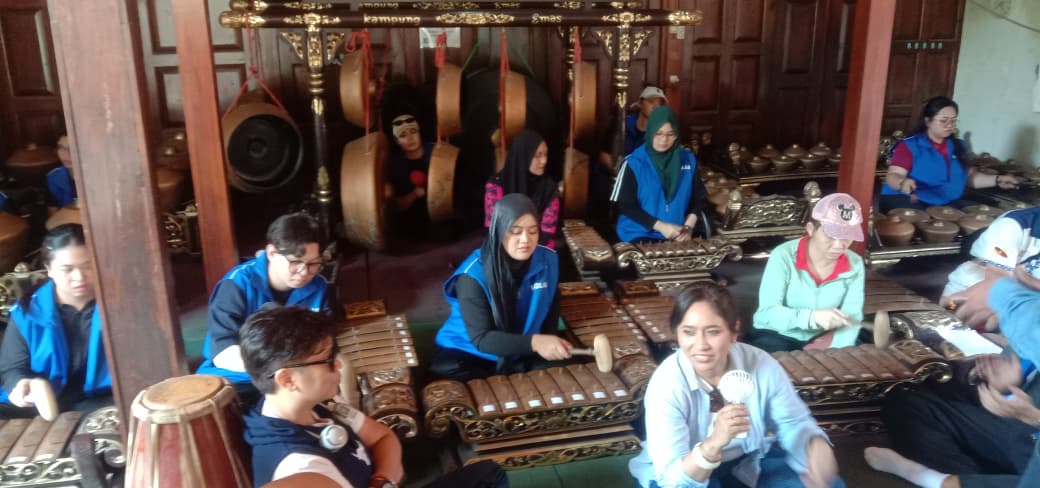 : Sebanyak 15 mahasiswa dan tujuh dosen pendamping dari UiTM Malaysia mengunjungi Kampung Emas Krapyak IX, Margoagung, Seyegan, Sleman untuk mempelajari model pemberdayaan masyarakat dan seni budaya lokal, Selasa (15/9/2026).