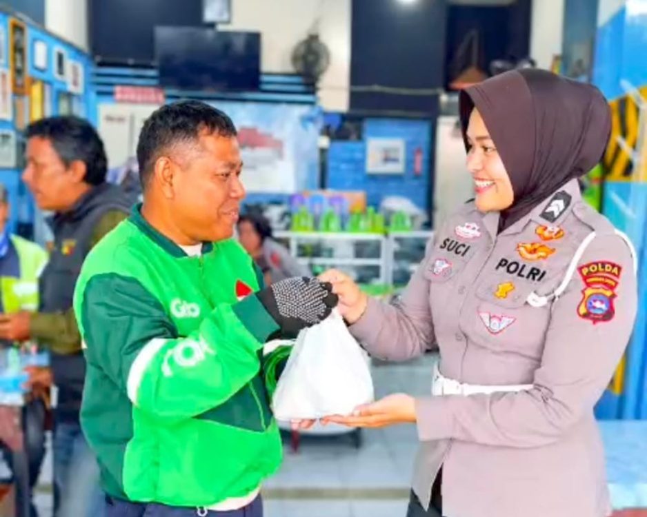 Bentuk Kepedulian Polri, Polantas Sumbar Bagikan Makanan untuk Ojol di Padang
