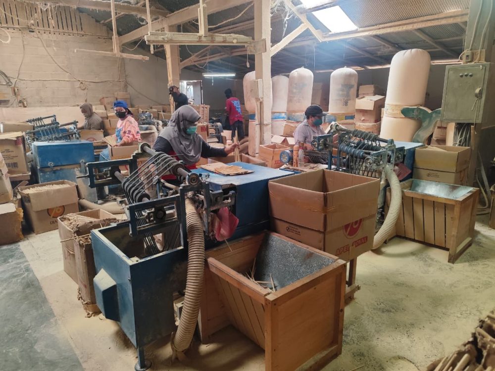 : Pengelola industri UD Akselerasi, Ruth Sri, Selasa (8/9/2026), mengatakan, pihaknya saat ini terus berupaya meningkatkan kualitas produk dan mempertahankan kualitas sumpit yang dihasilkan untuk memenuhi kebutuhan pasar Asia seperti Korea, Taiwan dan Jepang. - Fptp: Mc.Palangka Raya